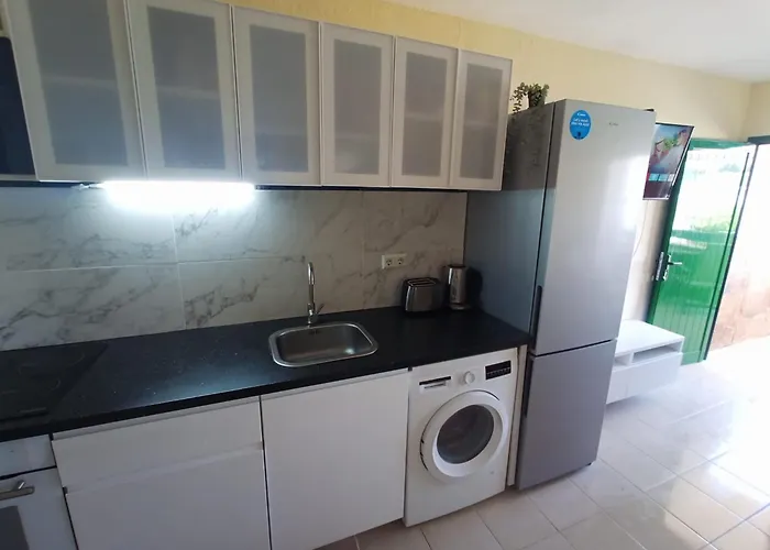 Sunny With Pool View By Ocean شقة